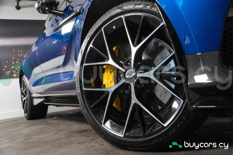 Aston Martin DBX Синий