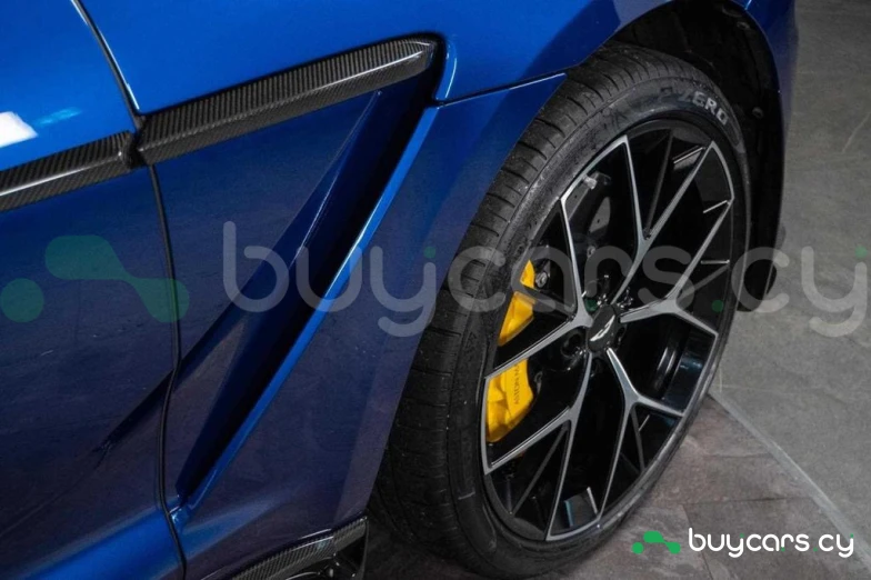 Aston Martin DBX Синий