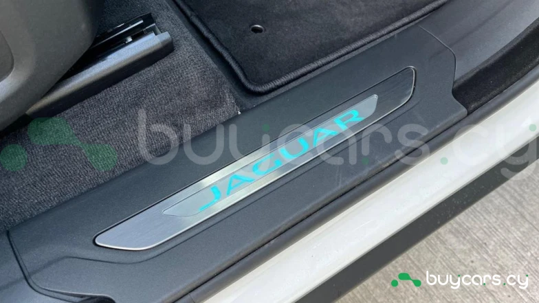 Jaguar F-Pace Белый