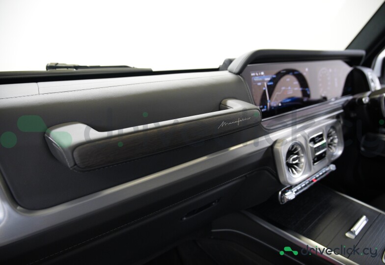 Mercedes G-class White
