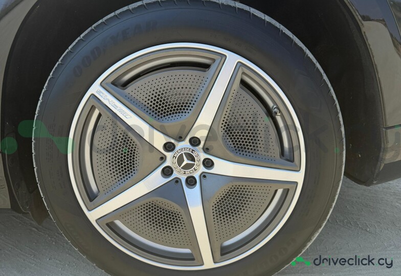 Mercedes EQS SUV Green