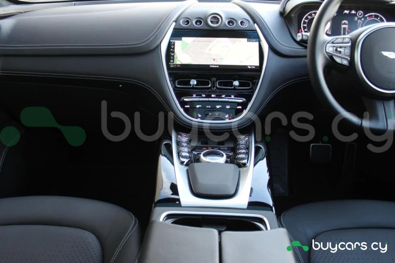 Aston Martin DBX Белый