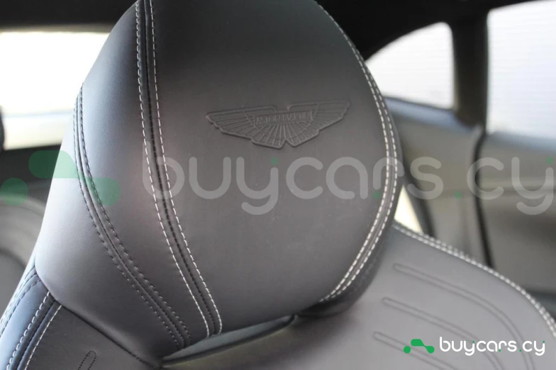 Aston Martin DBX Белый