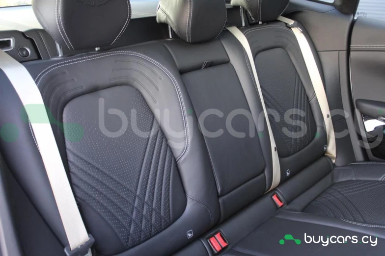 Aston Martin DBX Белый