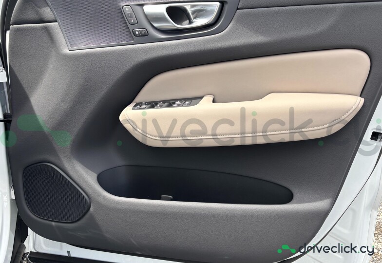 Volvo XC60 White