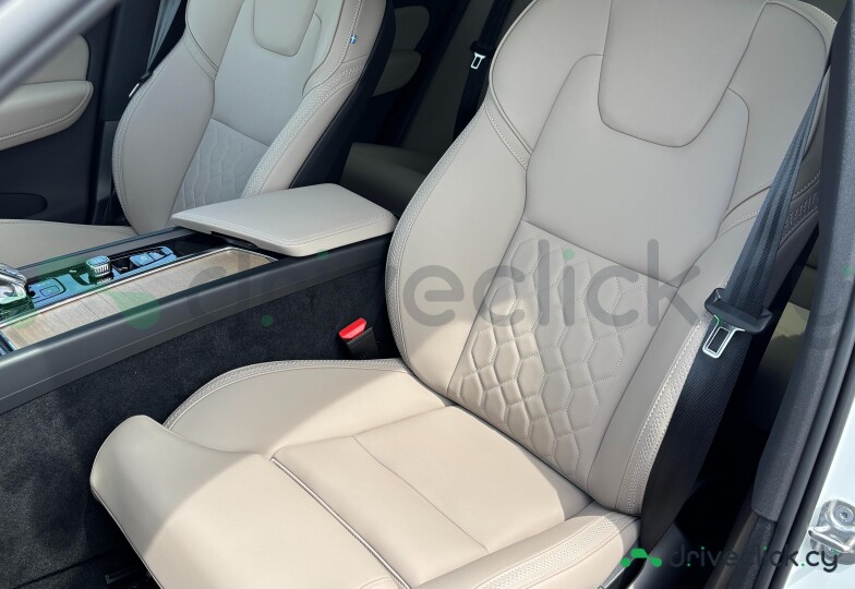 Volvo XC60 White