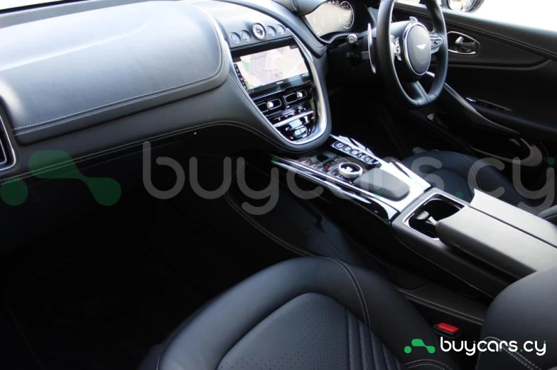 Aston Martin DBX Белый