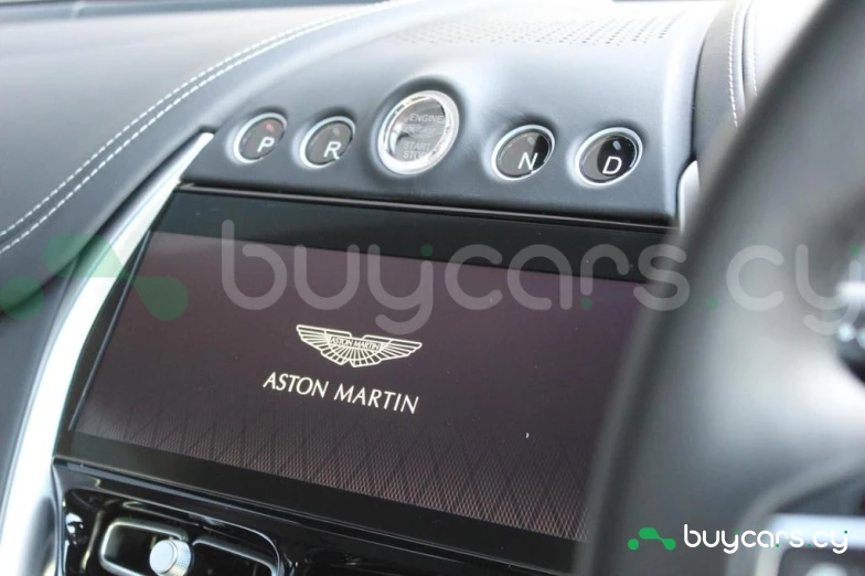 Aston Martin DBX Белый