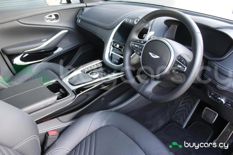 Aston Martin DBX Белый