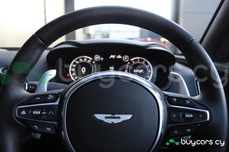 Aston Martin DBX Белый