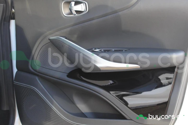 Aston Martin DBX Белый