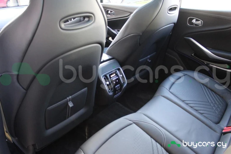 Aston Martin DBX Белый