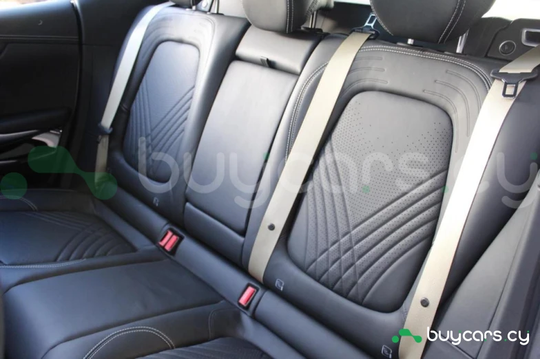 Aston Martin DBX Белый