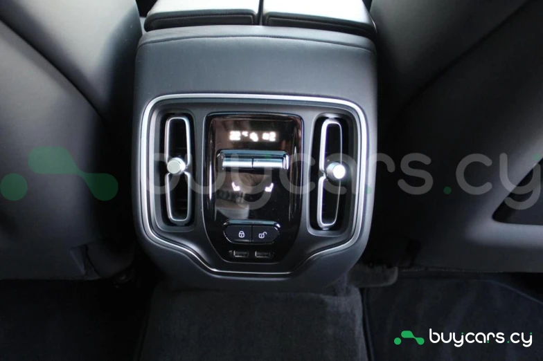 Aston Martin DBX Белый