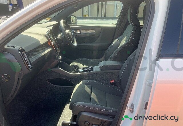 Volvo XC40 White