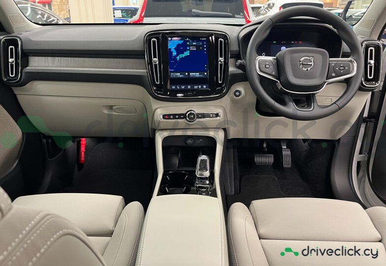 Volvo XC40 White