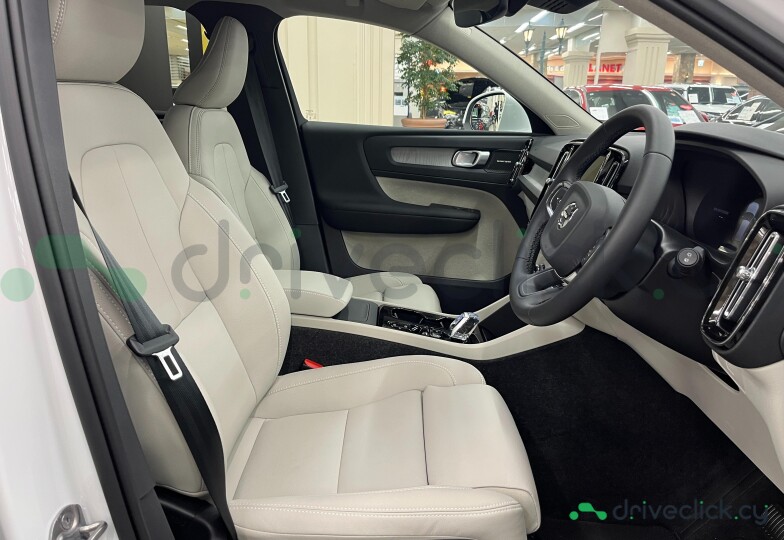 Volvo XC40 White