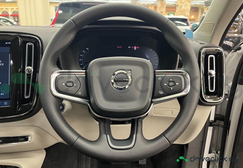 Volvo XC40 White
