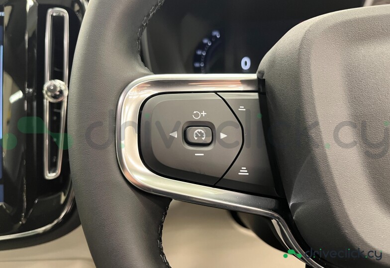 Volvo XC40 White