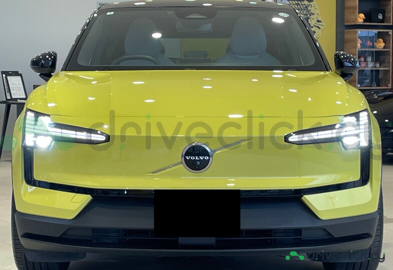 Volvo EX30 Yellow
