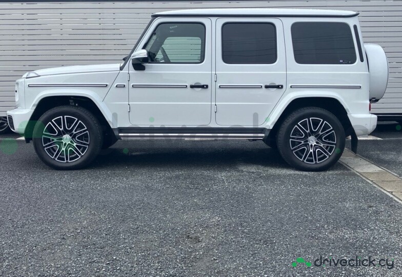 Mercedes G-class White