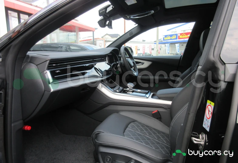 Audi Q8 Черный