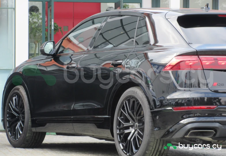 Audi Q8 Черный