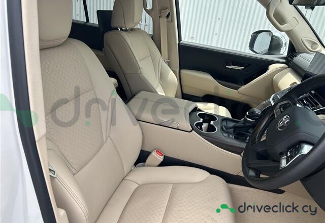 Toyota Land Cruiser 300 White
