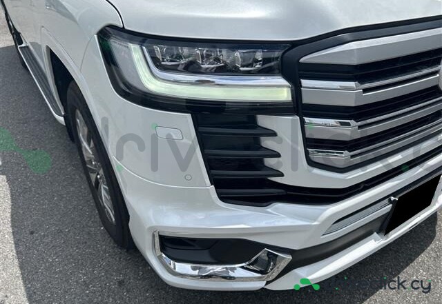 Toyota Land Cruiser 300 White