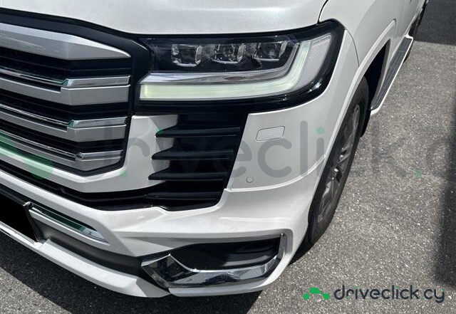 Toyota Land Cruiser 300 White