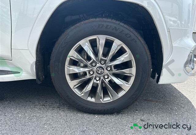Toyota Land Cruiser 300 White