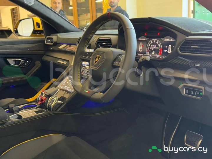 Lamborghini Urus Желтый