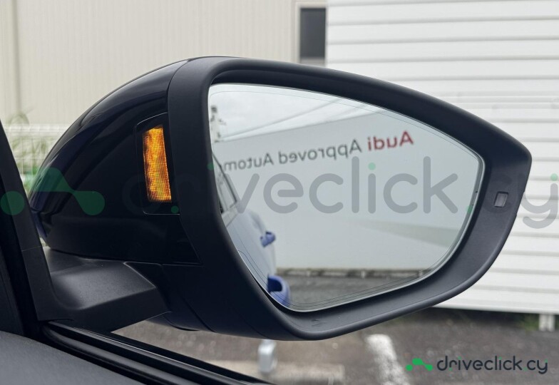 Audi Q8 Sportback e-tron Синий