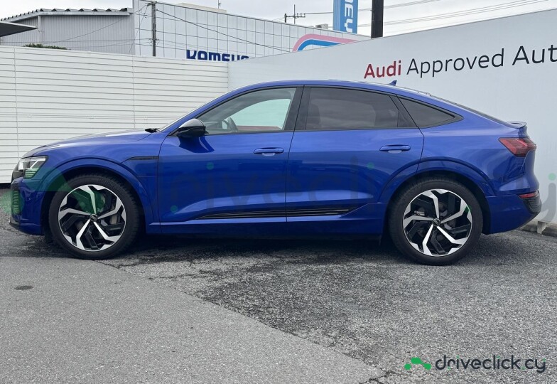 Audi Q8 Sportback e-tron Синий