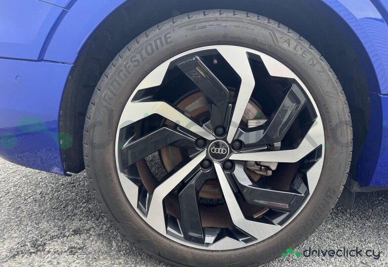 Audi Q8 Sportback e-tron Синий