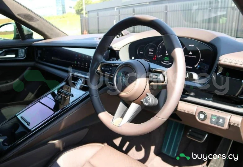 Porsche Panamera Зеленый