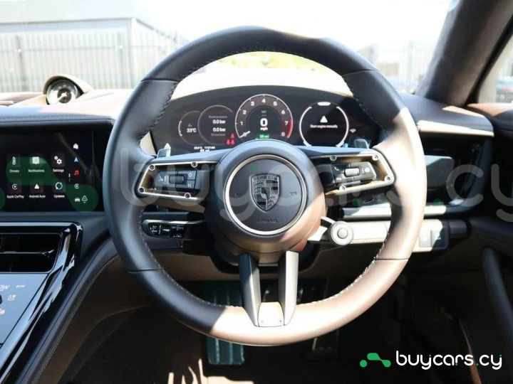 Porsche Panamera Зеленый