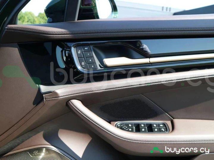 Porsche Panamera Зеленый