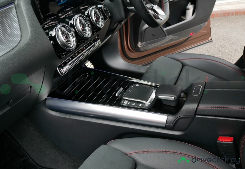 Mercedes EQA Коричневый