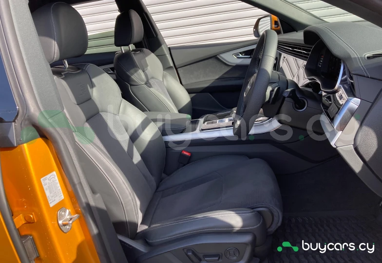 Audi Q8 Золотой