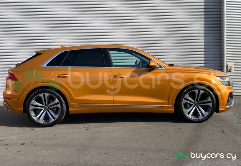 Audi Q8 Золотой