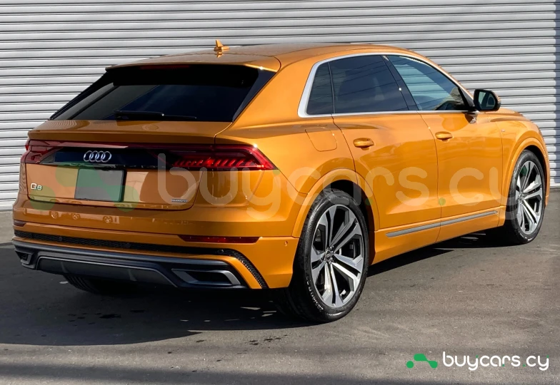 Audi Q8 Золотой