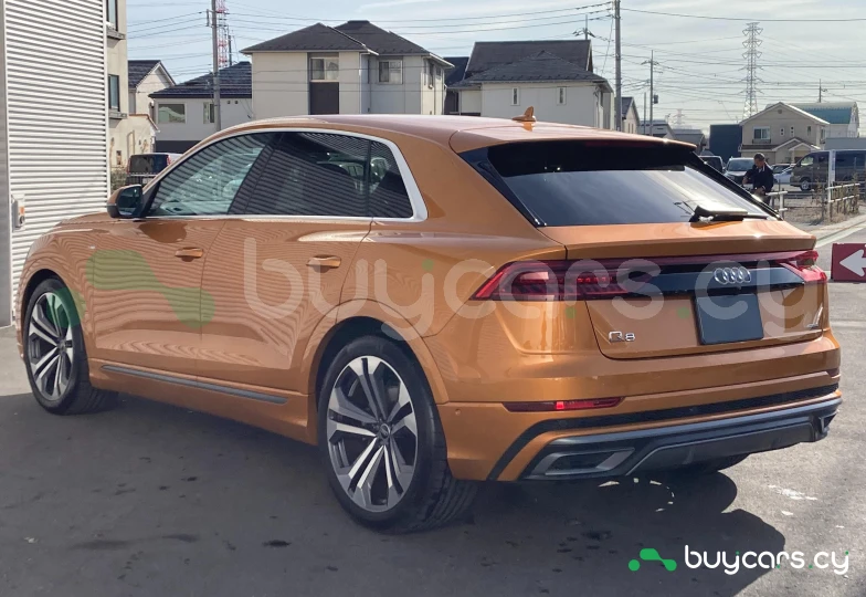 Audi Q8 Золотой