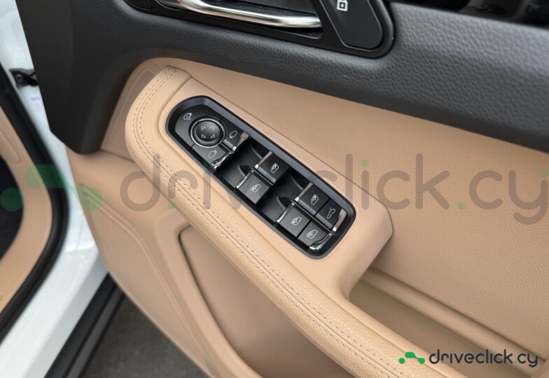 Porsche Macan White