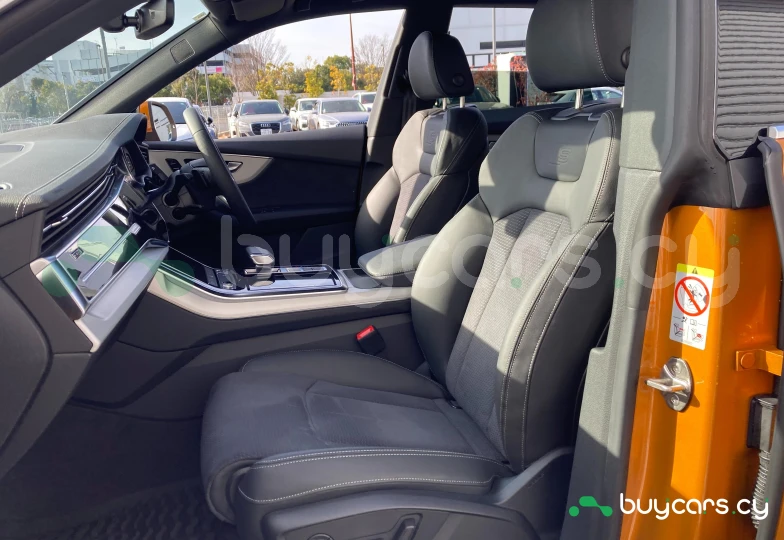 Audi Q8 Золотой