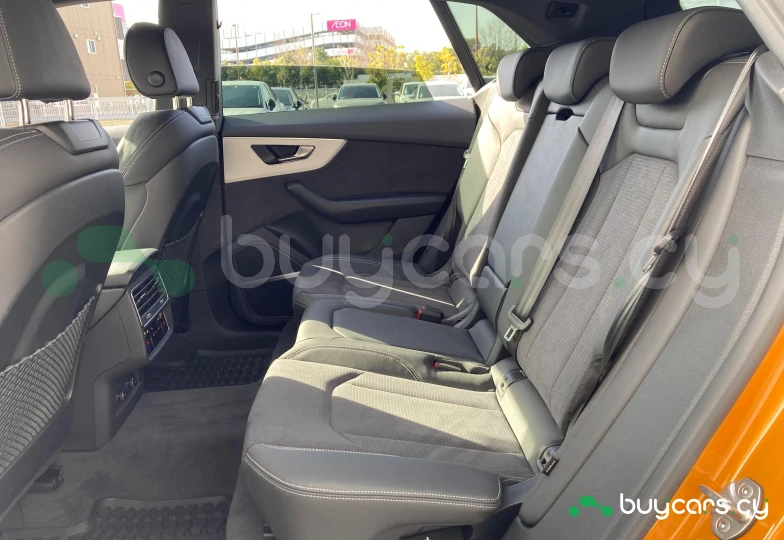 Audi Q8 Золотой