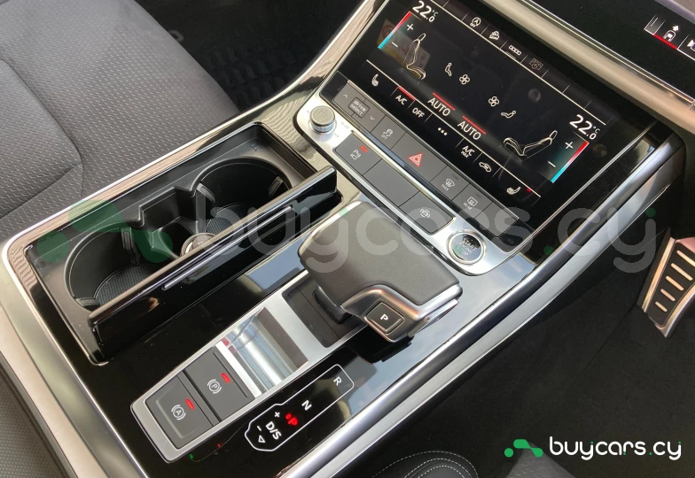 Audi Q8 Золотой