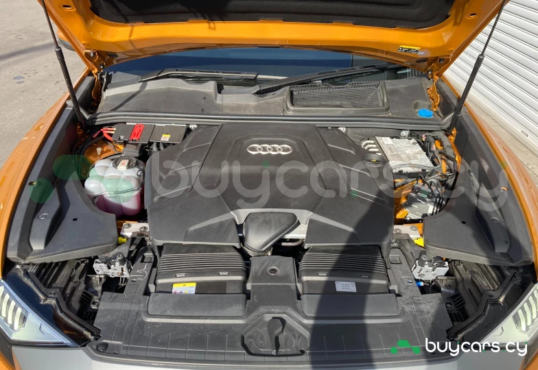 Audi Q8 Золотой