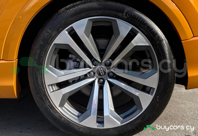 Audi Q8 Золотой