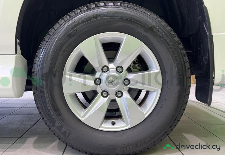 Toyota Land Cruiser Prado Белый